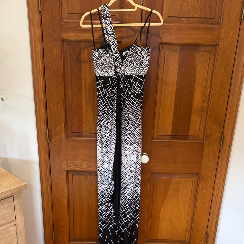 Gorgeous long black and white one strap maxandcleo Dress size 4